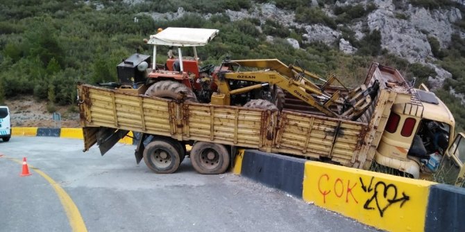 İş makinesi taşıyan kamyon kaygan yolda kaza yaptı