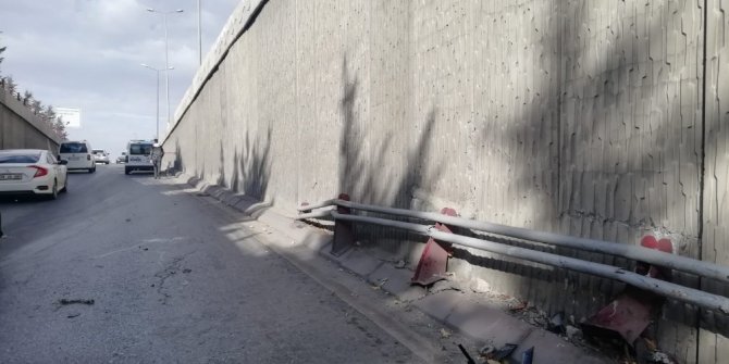Alt geçitte virajı alamayan otomobil, bariyerlere çarptı