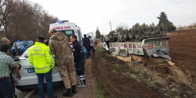Buğday yüklü tır devrildi: 2 yaralı