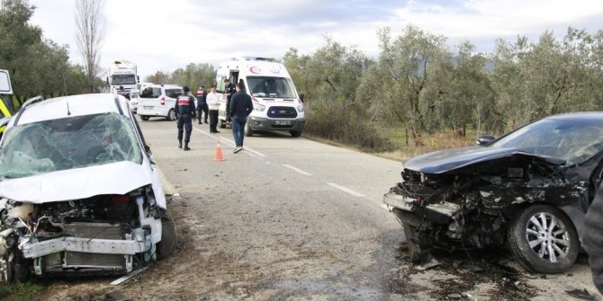 Otomobiller kafa kafaya çarpıştı