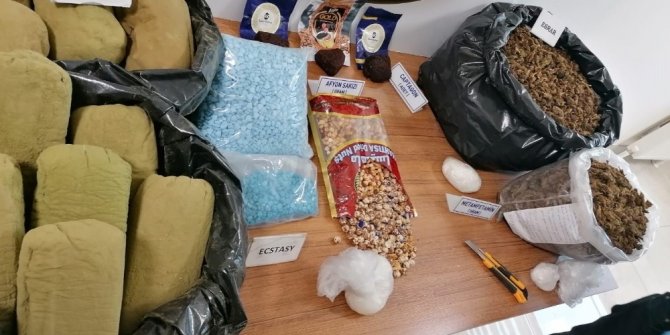 Narkotik ekipleri, soya sosuna batırılmış leblebi görünümünde afyon sakızı ele geçirdi