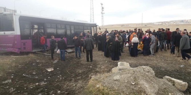 Kamyonla otobüs çarpıştı: 19 yaralı