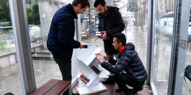 Isparta’daki kapalı duraklarda kütüphaneleştirme projesi