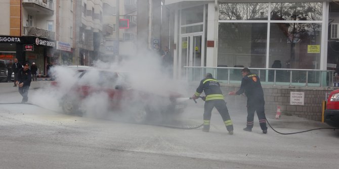 Seyir halindeki otomobilde çıkan yangın söndürüldü