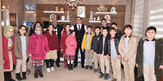 (Düzeltme) Başkan Çoban’dan öğrencilerin sosyal yardım projesine destek