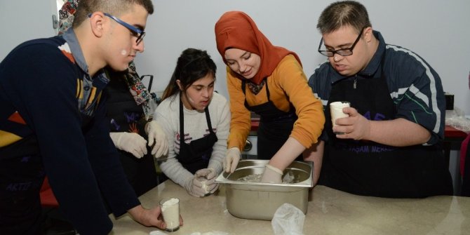 Üniversite öğrencileri engellilerle bir araya geldi