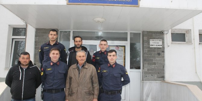 Çalınan koyunlarını bulan jandarmaya teşekkür ziyareti