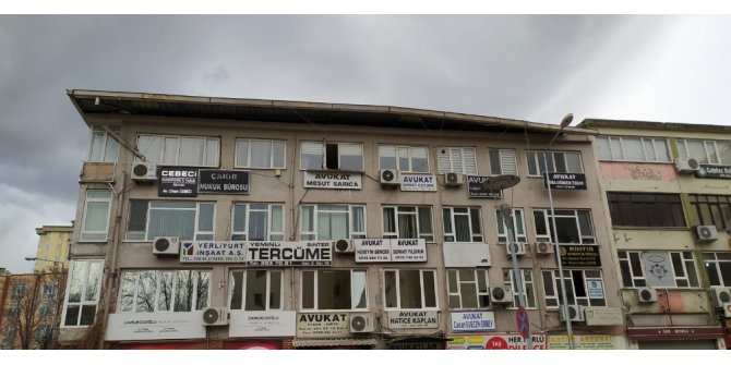 Bursa’da şiddetli lodos sonucu iş hanının çatısı sarktı