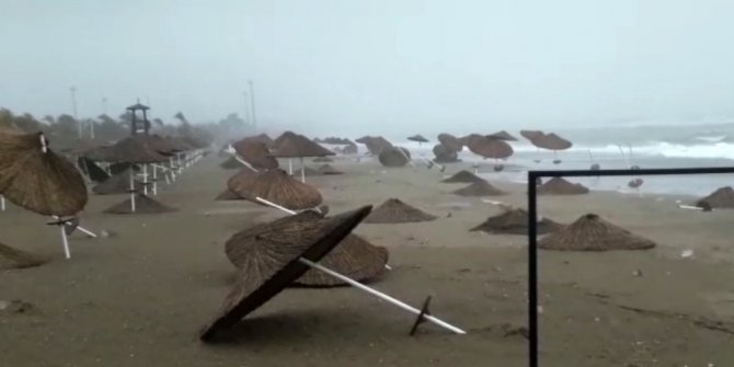 Fırtına sahilde sağlam şemsiye bırakmadı
