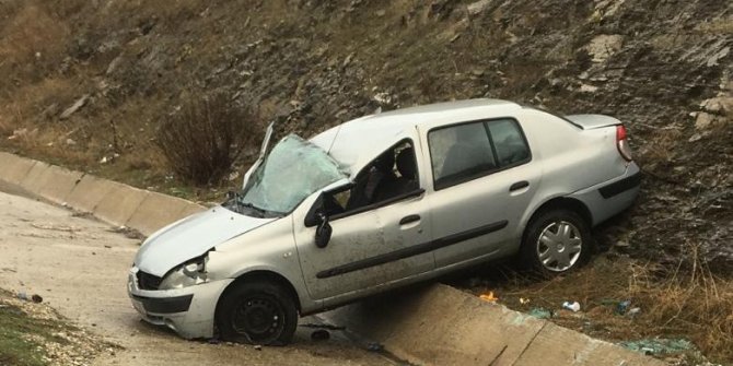 Kayganlaşan yol kazaya sebep oldu: 2 yaralı