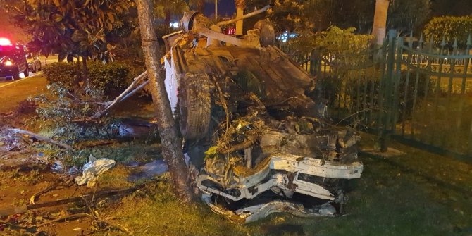 Hurda yığınına dönen araçtan sağ çıktı