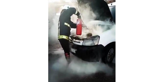 Park halinde kamyonetin motoru yandı