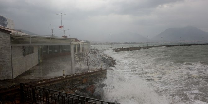 Alanya’da dev dalgalar oluştu, deniz trafiği kapandı