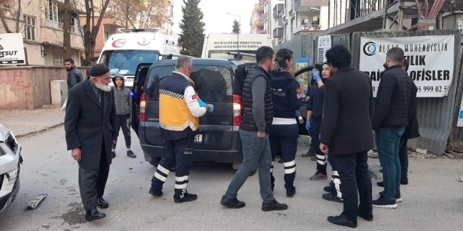 Otomobil ile hafif ticari araç çarpıştı: 4 yaralı