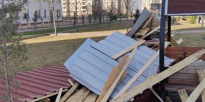 Kayseri'de lodos, çatıları uçurdu
