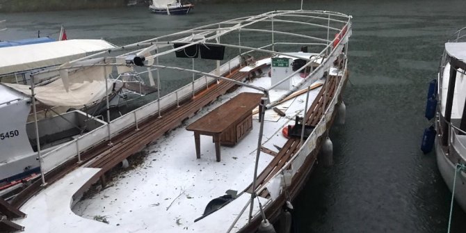 Dalyan’da şiddetli rüzgar teknelerin güneşliklerini uçurdu