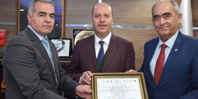 Şuhut Belediyesi 12. Ege İlleri Tanıtım Günlerinin en başarılı coğrafi ürün tanıtımı ödülüne layık görüldü