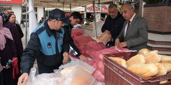 Gramajı düşük ekmekler vatandaşa ücretsiz dağıtıldı
