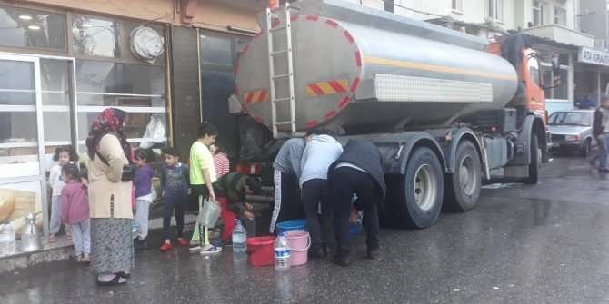 İzmirliler su kuyruğunda