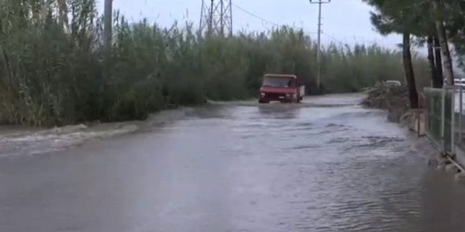 Antalya’da taşan dere yolu kapattı, vatandaşlar evine dönmekte zorlandı