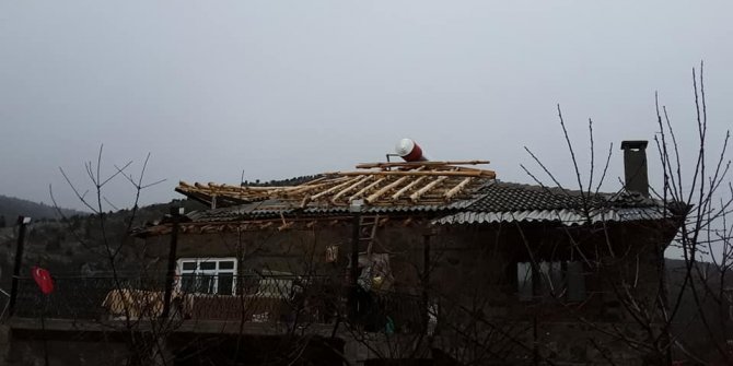 Konya'da şiddetli rüzgar evin çatısını uçurdu