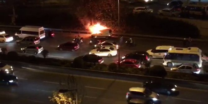 Esenler’de otomobil yol ortasında alev aldı