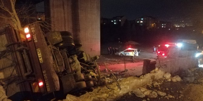 Bitkisel yağ yüklü kamyon şarampole yuvarlandı: 1 yaralı