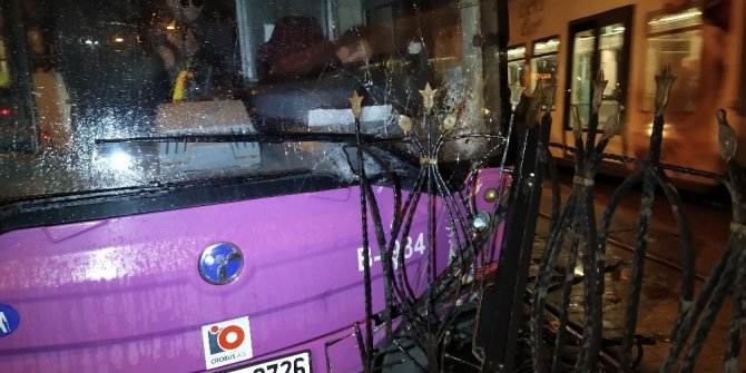 Kabataş’ta otobüs tramvay bariyerlerine çarptı