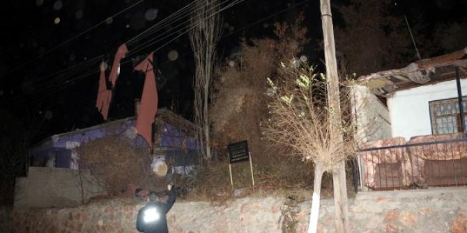 Tokat'ta fırtına çatıları uçurdu, ağaçları devirdi