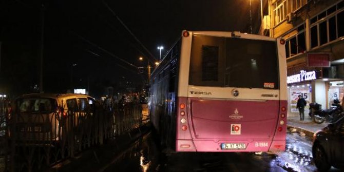 Belediye otobüsü tramvay parmaklıklarına çarptı