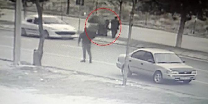 Rüzgarın etkisiyle yerinden çıkan tahta plaka, yürüyen kişiye çarptı
