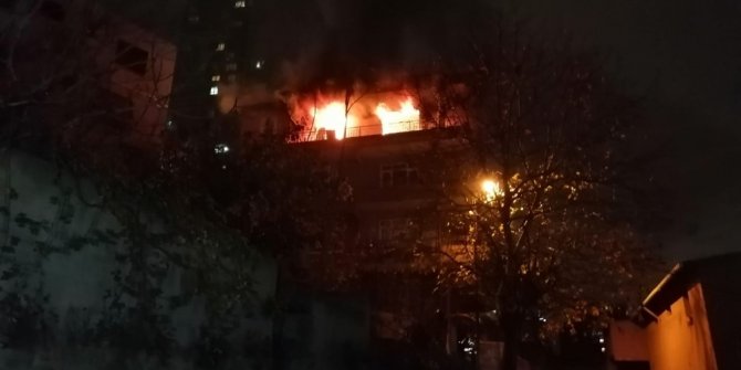 Kadıköy’de alevler geceyi aydınlattı