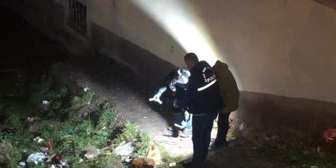 Ankara’da ‘dur’ ihtarına uymayan araçtan atlayan şüpheli kalaşnikof ve tabanca düşürdü