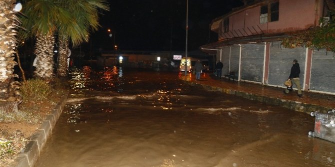 Adana’da sağanak yağış hayatı olumsuz etkiledi