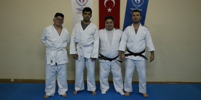 İşitme engelli judocular engel tanımıyor