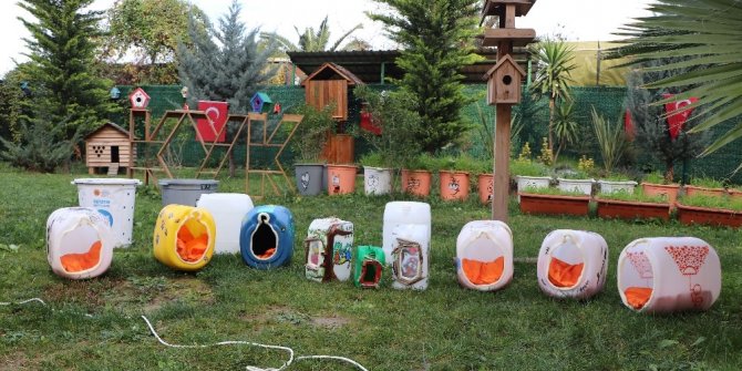 Üniversite öğrencilerinden atık malzemelerden sokak hayvanlarına yuva