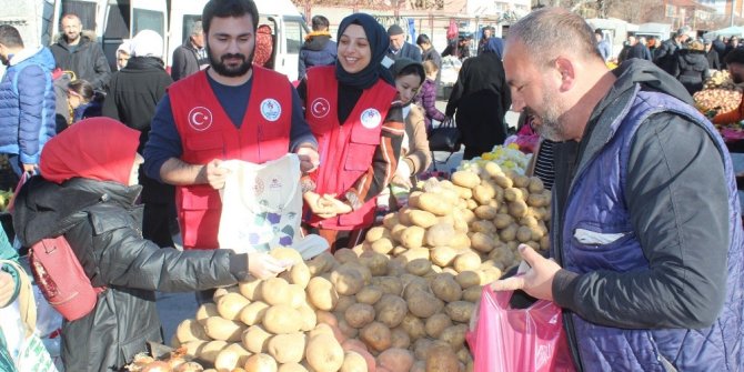 Minik öğrenciler, harçlıkları ile maddi imkanları iyi olmayan ailelere pazar alış verişi yaptılar