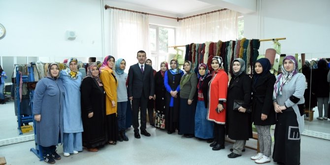 Kadınlar dokudukları halılarla ev ekonomisine katkı sağlıyor