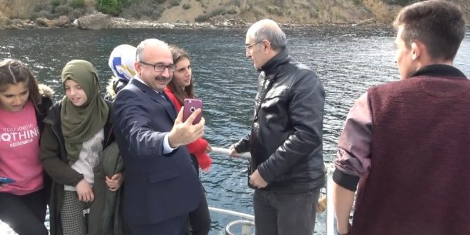 Öksüz ve yetim çocuklardan denizin ortasında İstiklal Marşı yarışması