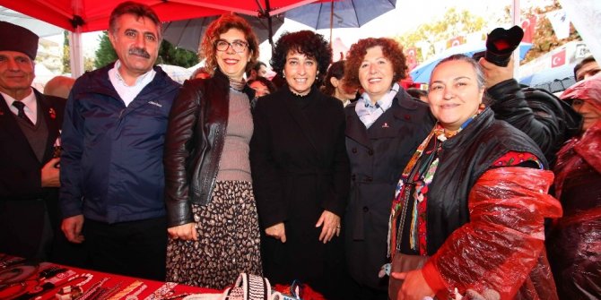 Bayraklı’da kadınlardan yeni yıl pazarı