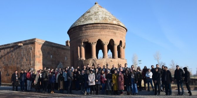 Aday öğretmenlere Ahlat’ın tarihi mekanları tanıtıldı