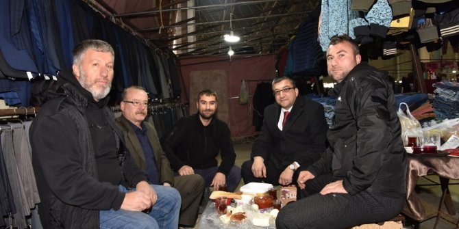 Başkan Öz’den pazar esnafına ziyaret