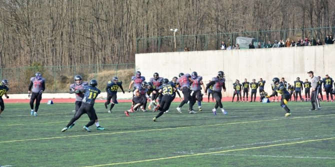Düzce Üniversitesi lige galibiyetle başladı