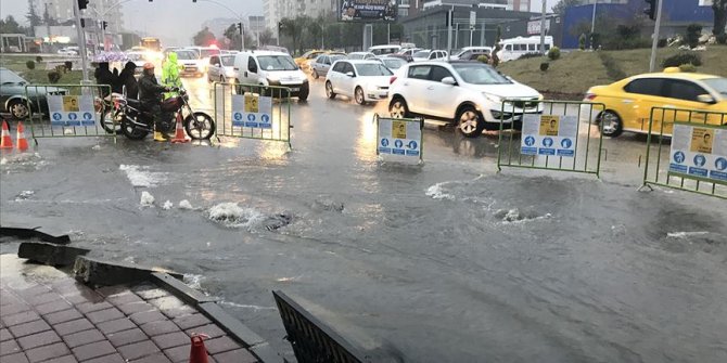 Adana’da şiddetli yağmur nedeniyle okullar tatil edildi