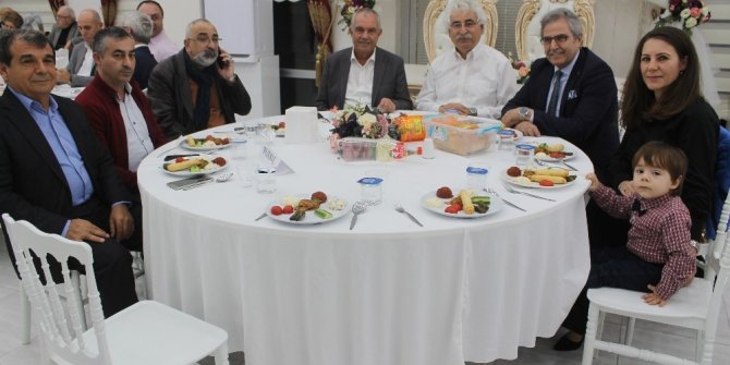 Öğrencilere burs için gece düzenledi