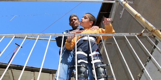 15 yaşındaki Gazi, bacaklarına takılan destek cihazı ile az da olsa rahat etti