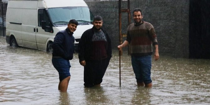 Adana’da eğitime yağmur engeli