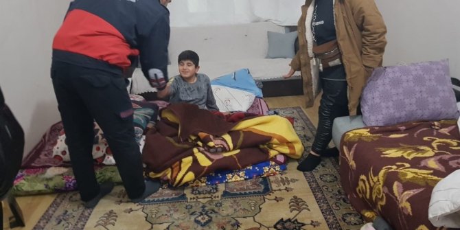 Evde uyuyakalan çocuk itfaiyeyi alarma geçirdi