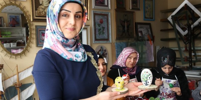Bitlis’te büyüleyen yumurta işleme sanatı