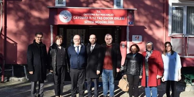 El emeği örülen örgüler Sevgi Evleri’nde ki çocuklara hediye edildi